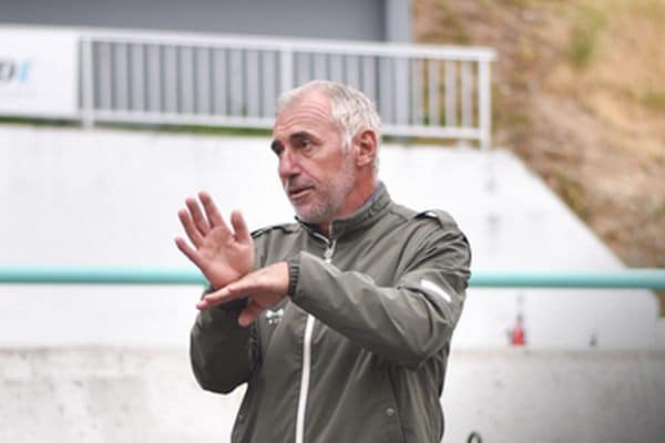 un homme avec les mains levées. L'équipe