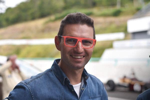 un homme portant des lunettes rouges. L'équipe