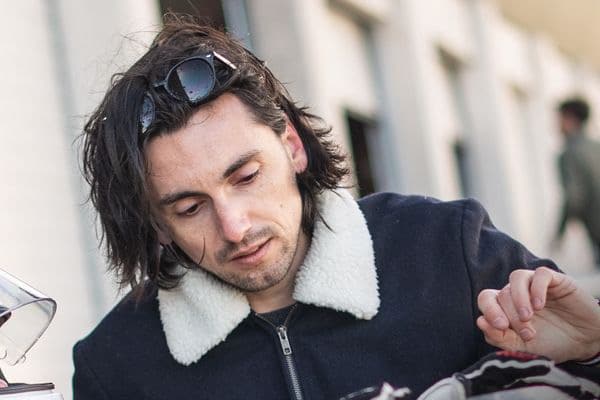 Un homme regardant son téléphone. L'équipe